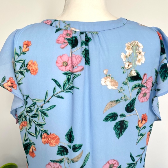 *SOLD* Blue Floral Short Sleeve Blouse - Size M - Picture 4 of 11